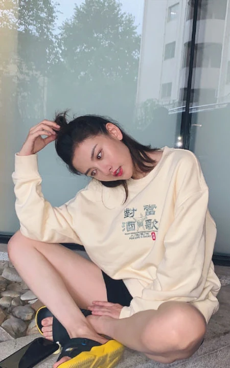 宋祖儿微博晒休闲衣短裤席地而坐俏皮生活美照