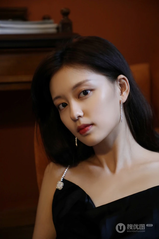 颇有女人味，女演员孙琰清礼裙黑裙港味十足唯美写真照