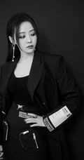 身材好又匀称，张靓颖气质酷靓全黑西服短裙背心写真图片