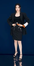 身材好又匀称，张靓颖气质酷靓全黑西服短裙背心写真图片