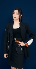 身材好又匀称，张靓颖气质酷靓全黑西服短裙背心写真图片