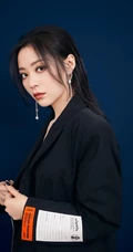 身材好又匀称，张靓颖气质酷靓全黑西服短裙背心写真图片