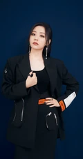 身材好又匀称，张靓颖气质酷靓全黑西服短裙背心写真图片