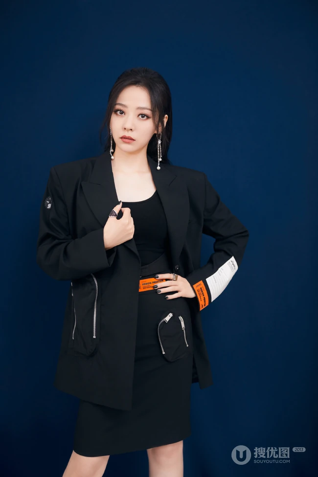 身材好又匀称，张靓颖气质酷靓全黑西服短裙背心写真图片