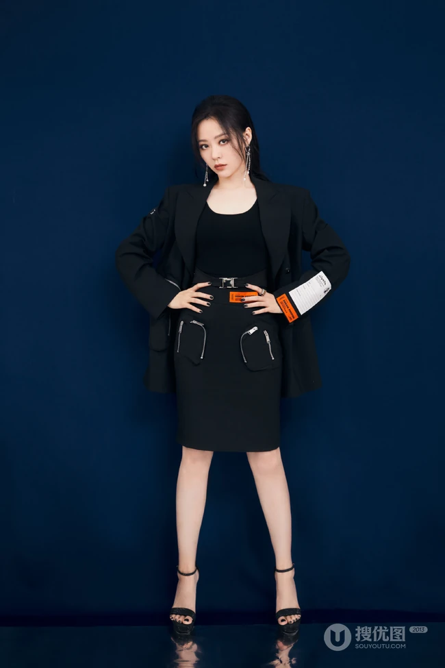身材好又匀称，张靓颖气质酷靓全黑西服短裙背心写真图片