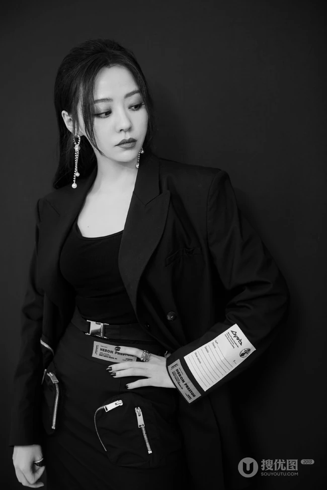 身材好又匀称，张靓颖气质酷靓全黑西服短裙背心写真图片