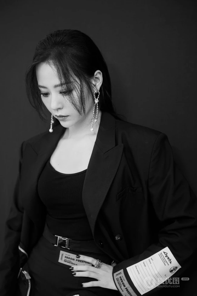 身材好又匀称，张靓颖气质酷靓全黑西服短裙背心写真图片