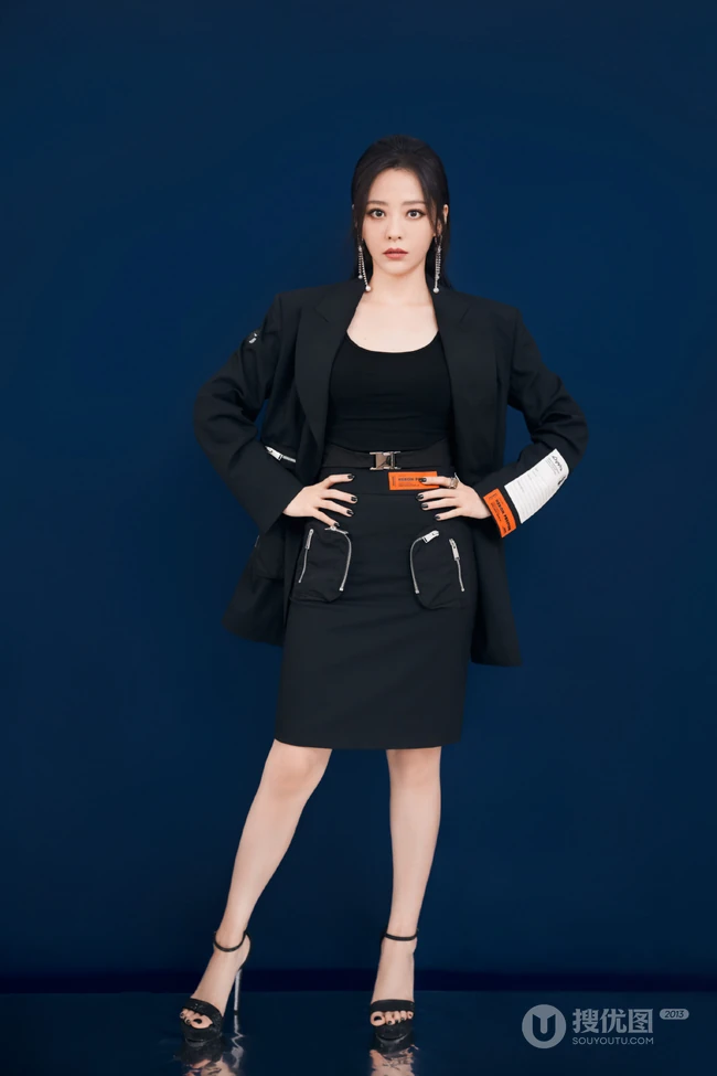 身材好又匀称，张靓颖气质酷靓全黑西服短裙背心写真图片
