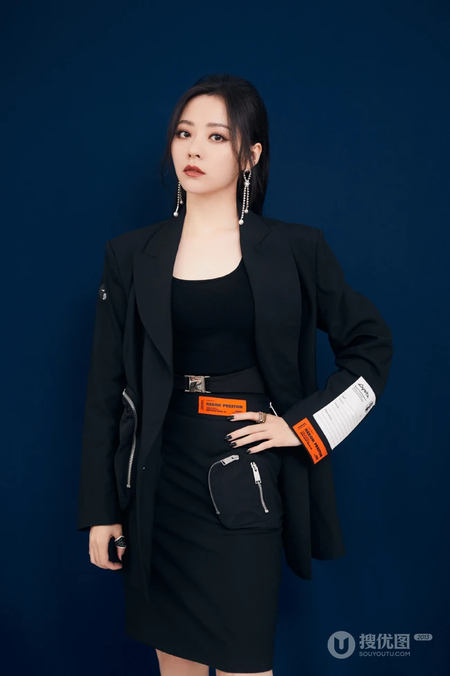 身材好又匀称，张靓颖气质酷靓全黑西服短裙背心写真图片
