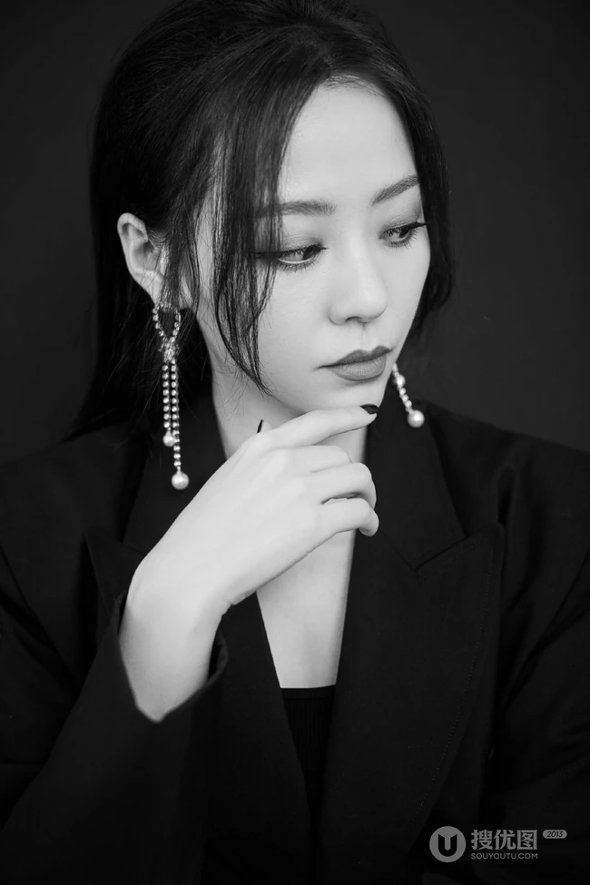 身材好又匀称，张靓颖气质酷靓全黑西服短裙背心写真图片