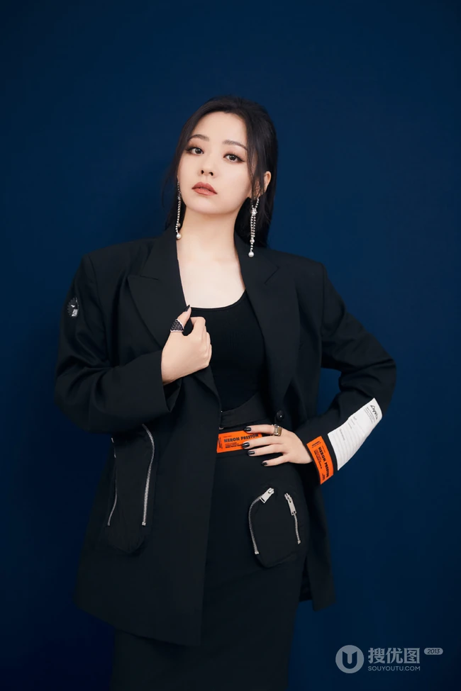 身材好又匀称，张靓颖气质酷靓全黑西服短裙背心写真图片