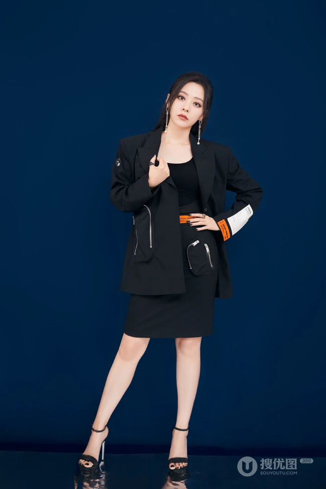 身材好又匀称，张靓颖气质酷靓全黑西服短裙背心写真图片