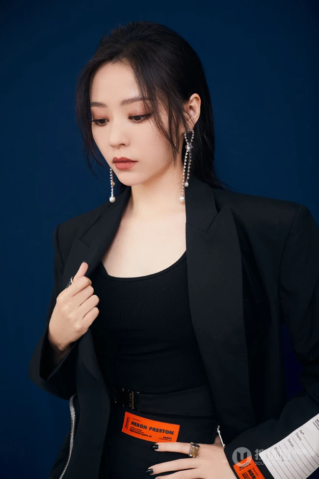 身材好又匀称，张靓颖气质酷靓全黑西服短裙背心写真图片
