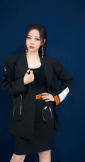 身材好又匀称，张靓颖气质酷靓全黑西服短裙背心写真图片