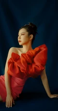 戚薇红唇娇艳魅力，红裙柔美妩媚高清动人写真照片