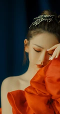戚薇红唇娇艳魅力，红裙柔美妩媚高清动人写真照片