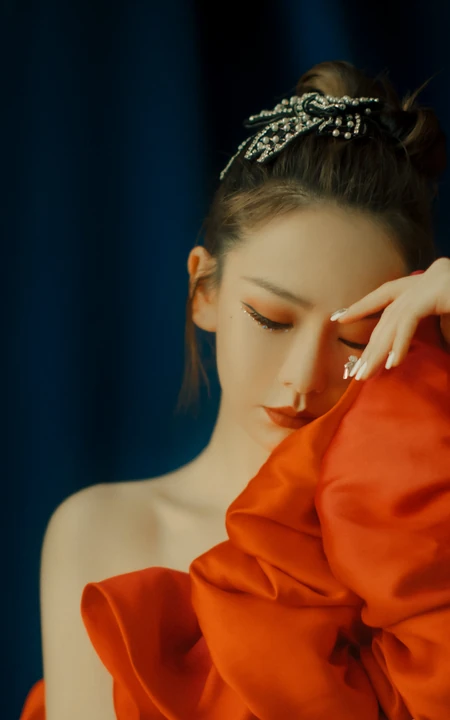 戚薇红唇娇艳魅力，红裙柔美妩媚高清动人写真照片