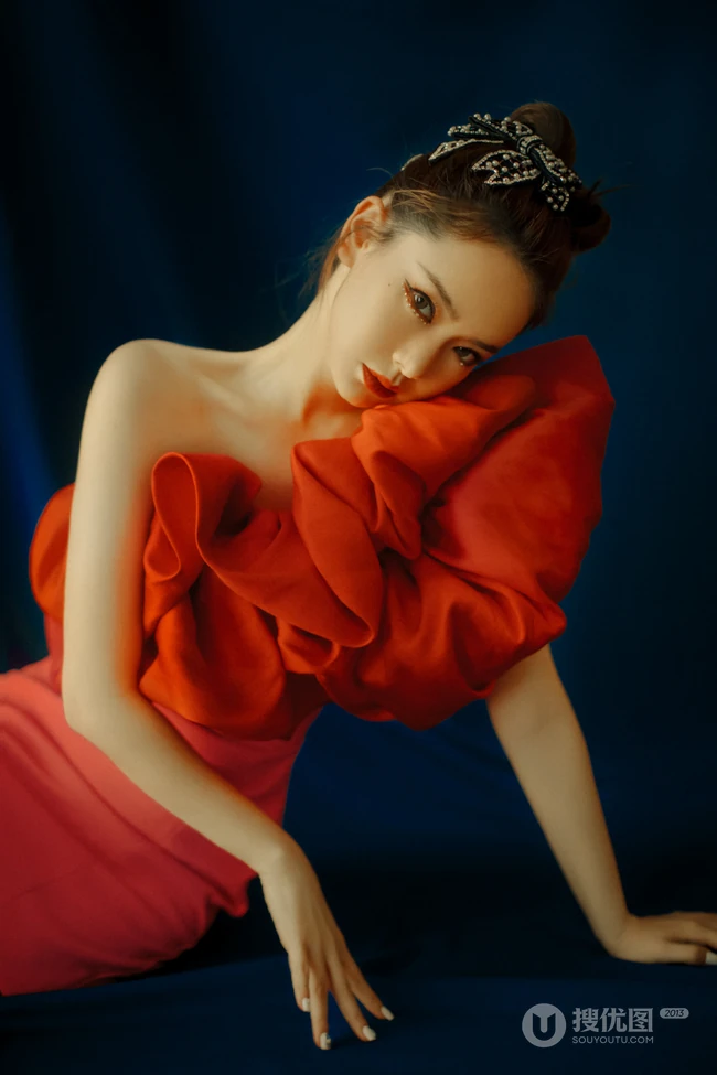 戚薇红唇娇艳魅力，红裙柔美妩媚高清动人写真照片