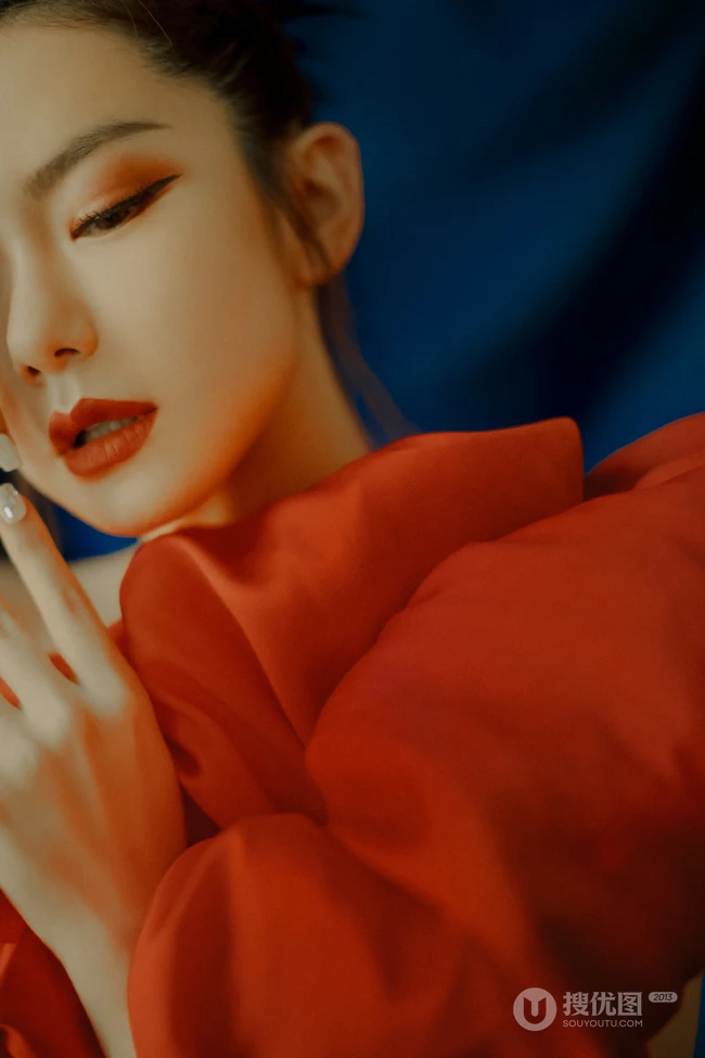 戚薇红唇娇艳魅力，红裙柔美妩媚高清动人写真照片