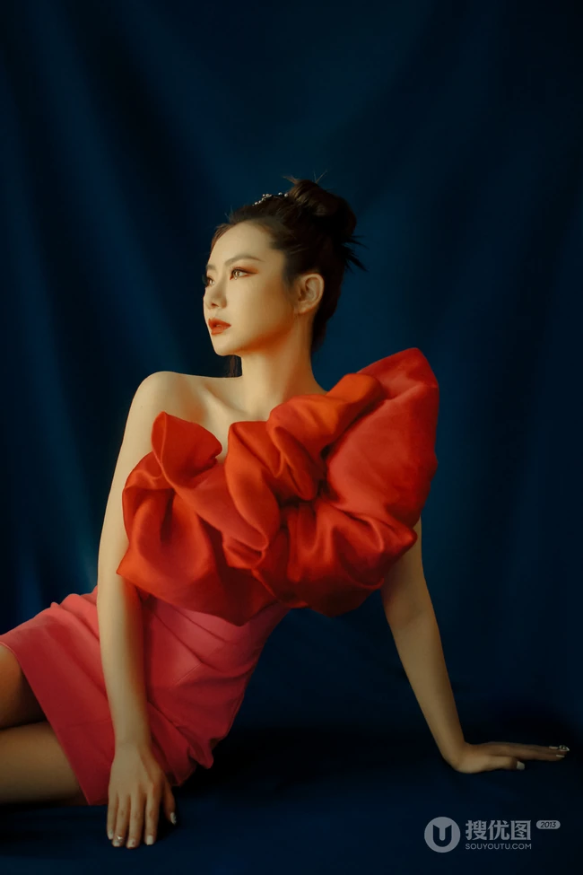 戚薇红唇娇艳魅力，红裙柔美妩媚高清动人写真照片