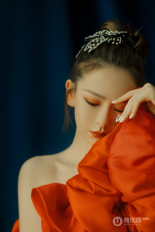 戚薇红唇娇艳魅力，红裙柔美妩媚高清动人写真照片