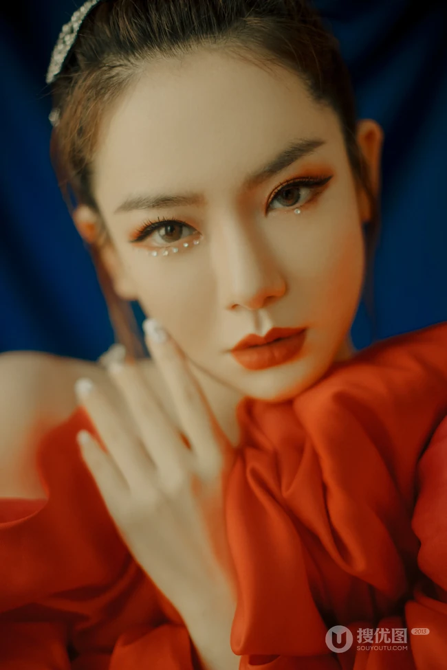 戚薇红唇娇艳魅力，红裙柔美妩媚高清动人写真照片