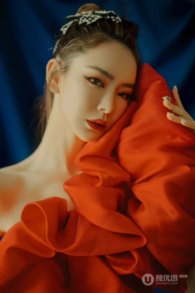 戚薇红唇娇艳魅力，红裙柔美妩媚高清动人写真照片