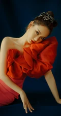 戚薇红唇娇艳魅力，红裙柔美妩媚高清动人写真照片