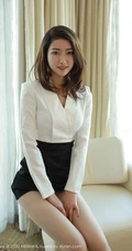 笑容依旧动人，气质女生方子萱经典秘书OL职业装白衣短裙室内系列图集