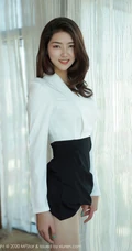 笑容依旧动人，气质女生方子萱经典秘书OL职业装白衣短裙室内系列图集