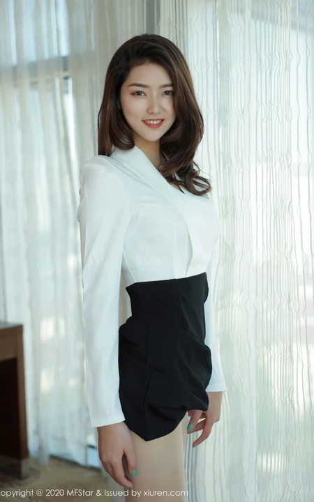 笑容依旧动人，气质女生方子萱经典秘书OL职业装白衣短裙室内系列图集