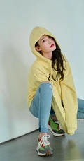李沁黄色连帽卫衣搭配紧身牛仔裤个性时尚休闲风酷美写真