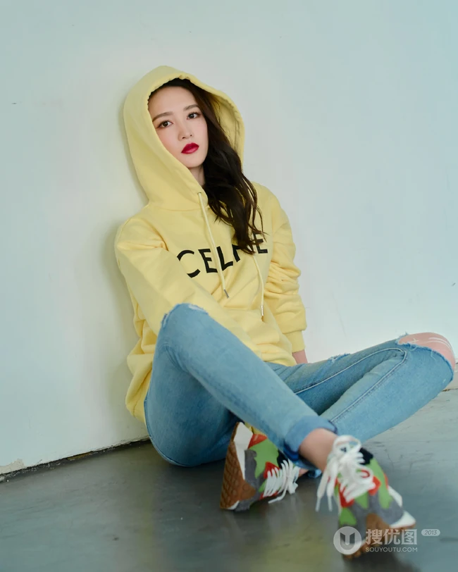 李沁黄色连帽卫衣搭配紧身牛仔裤个性时尚休闲风酷美写真