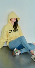 李沁黄色连帽卫衣搭配紧身牛仔裤个性时尚休闲风酷美写真