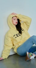 李沁黄色连帽卫衣搭配紧身牛仔裤个性时尚休闲风酷美写真