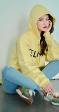 李沁黄色连帽卫衣搭配紧身牛仔裤个性时尚休闲风酷美写真