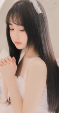 温柔可人黑直长发美丽白皙女孩肩带睡衣室内艺术摄影写真照
