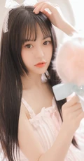 温柔可人黑直长发美丽白皙女孩肩带睡衣室内艺术摄影写真照