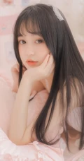 温柔可人黑直长发美丽白皙女孩肩带睡衣室内艺术摄影写真照