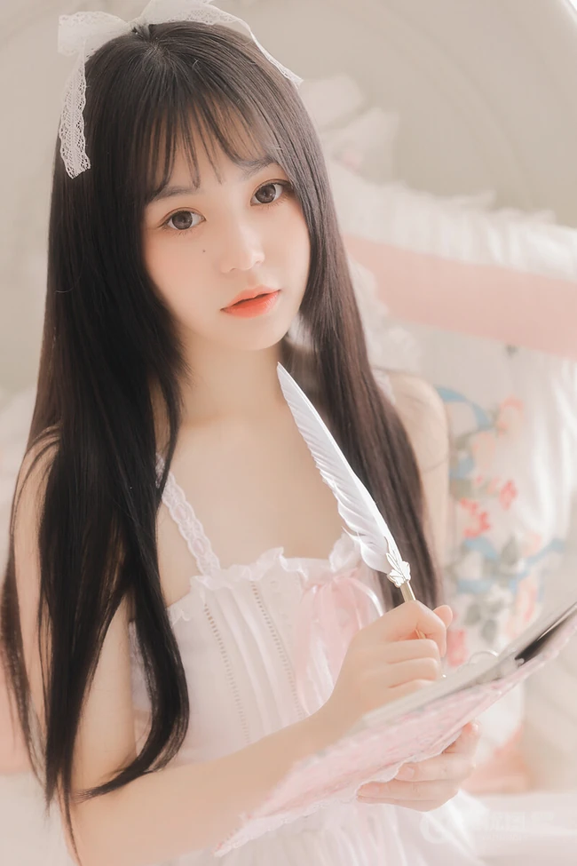 温柔可人黑直长发美丽白皙女孩肩带睡衣室内艺术摄影写真照