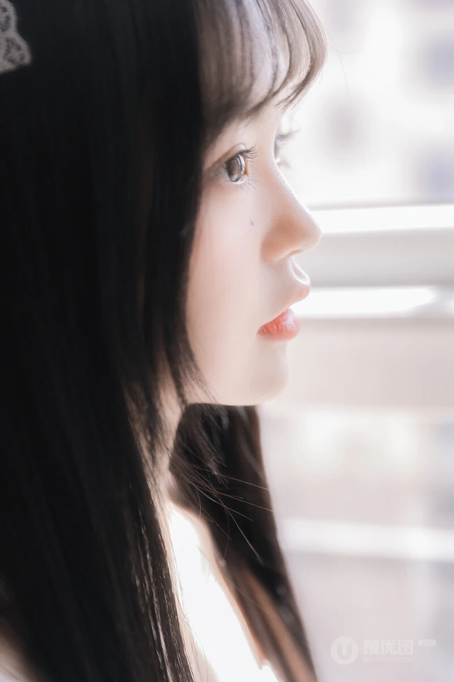 温柔可人黑直长发美丽白皙女孩肩带睡衣室内艺术摄影写真照