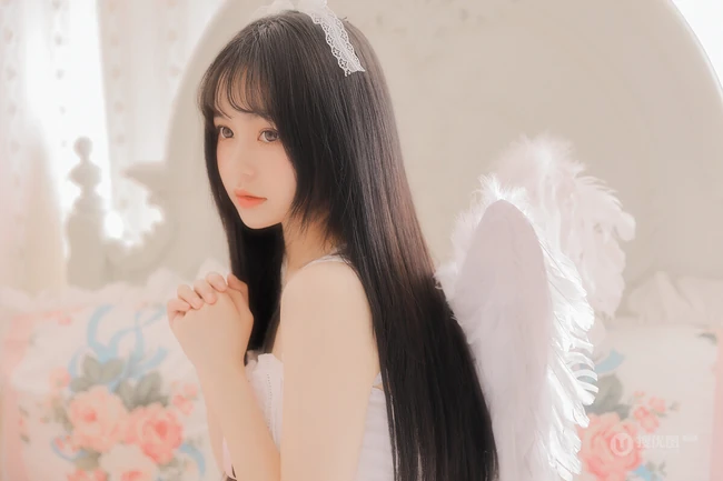 温柔可人黑直长发美丽白皙女孩肩带睡衣室内艺术摄影写真照