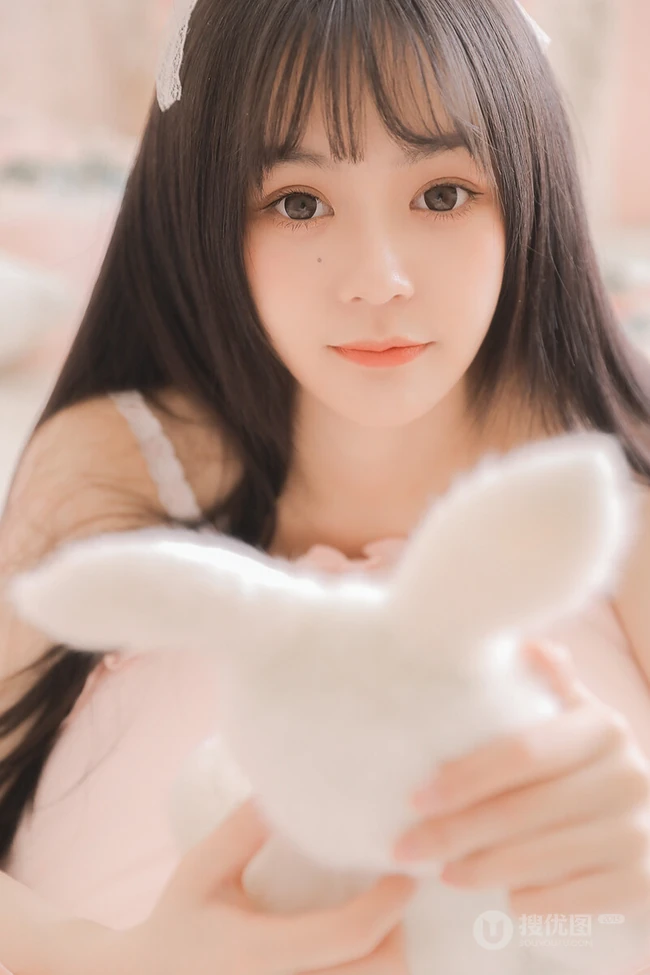 温柔可人黑直长发美丽白皙女孩肩带睡衣室内艺术摄影写真照