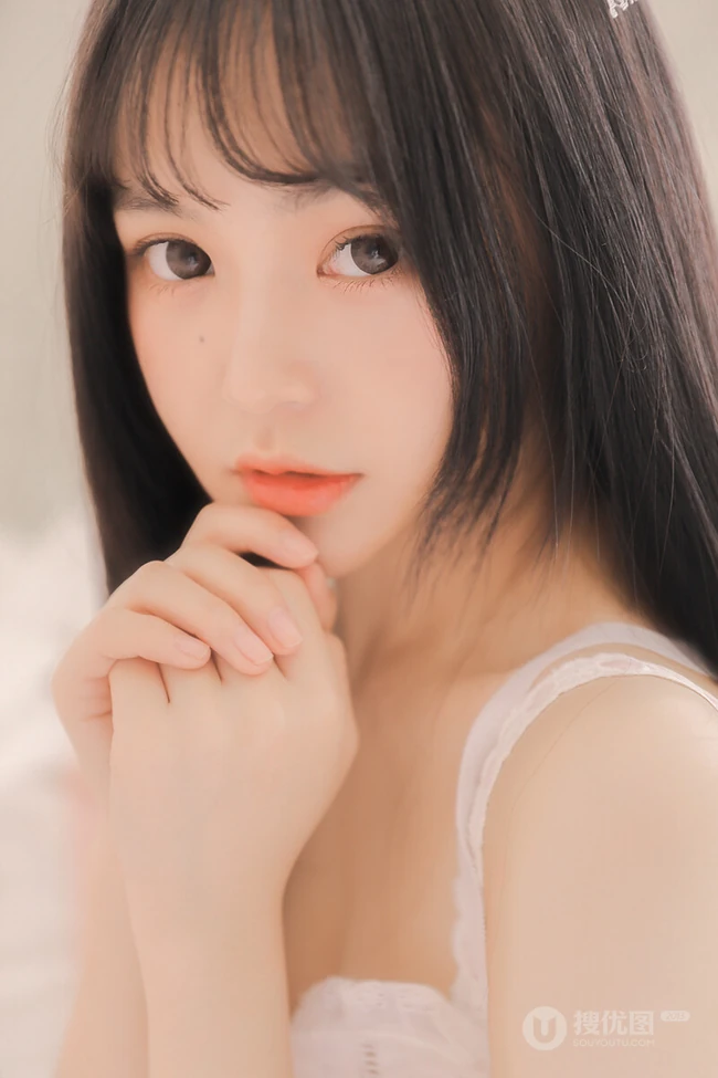 温柔可人黑直长发美丽白皙女孩肩带睡衣室内艺术摄影写真照