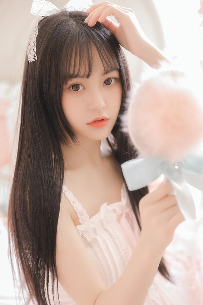温柔可人黑直长发美丽白皙女孩肩带睡衣室内艺术摄影写真照