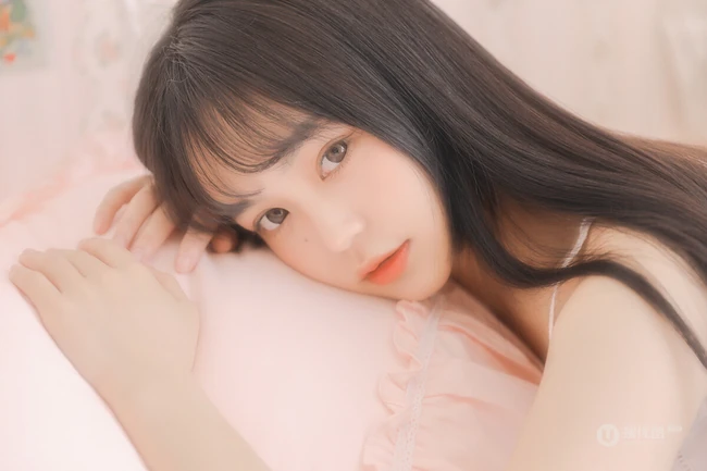 温柔可人黑直长发美丽白皙女孩肩带睡衣室内艺术摄影写真照