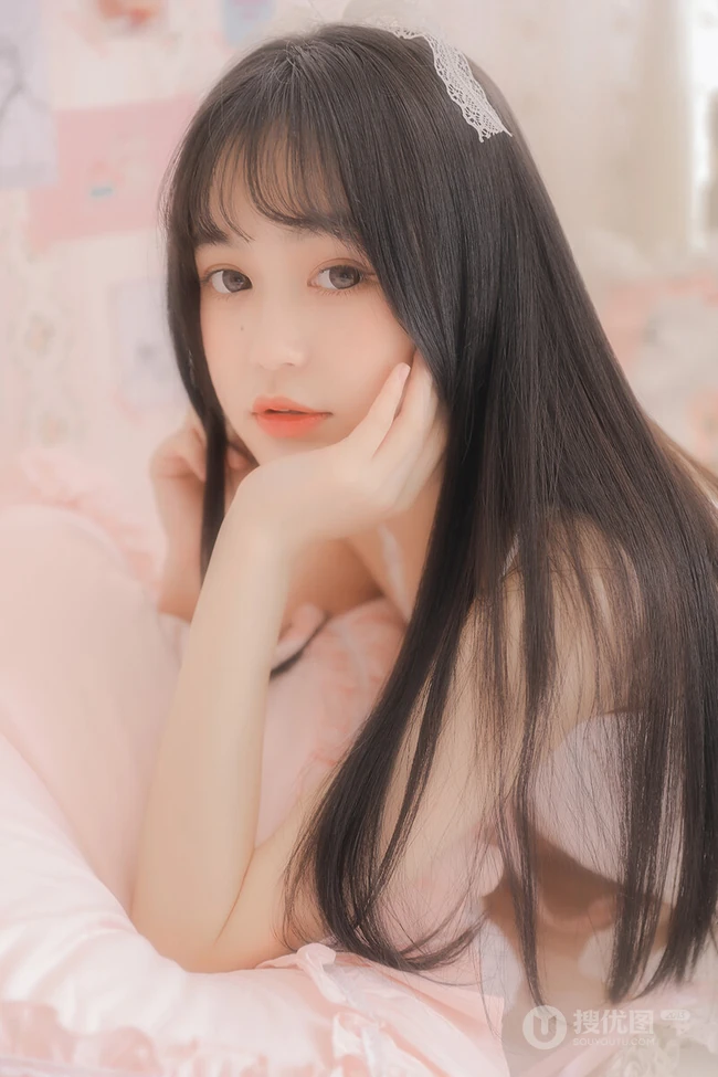 温柔可人黑直长发美丽白皙女孩肩带睡衣室内艺术摄影写真照