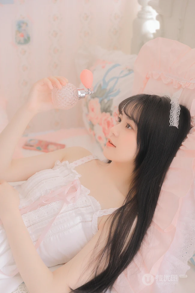 温柔可人黑直长发美丽白皙女孩肩带睡衣室内艺术摄影写真照