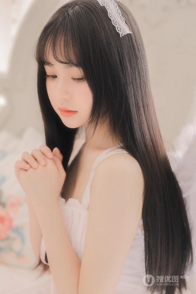 温柔可人黑直长发美丽白皙女孩肩带睡衣室内艺术摄影写真照