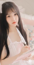 温柔可人黑直长发美丽白皙女孩肩带睡衣室内艺术摄影写真照